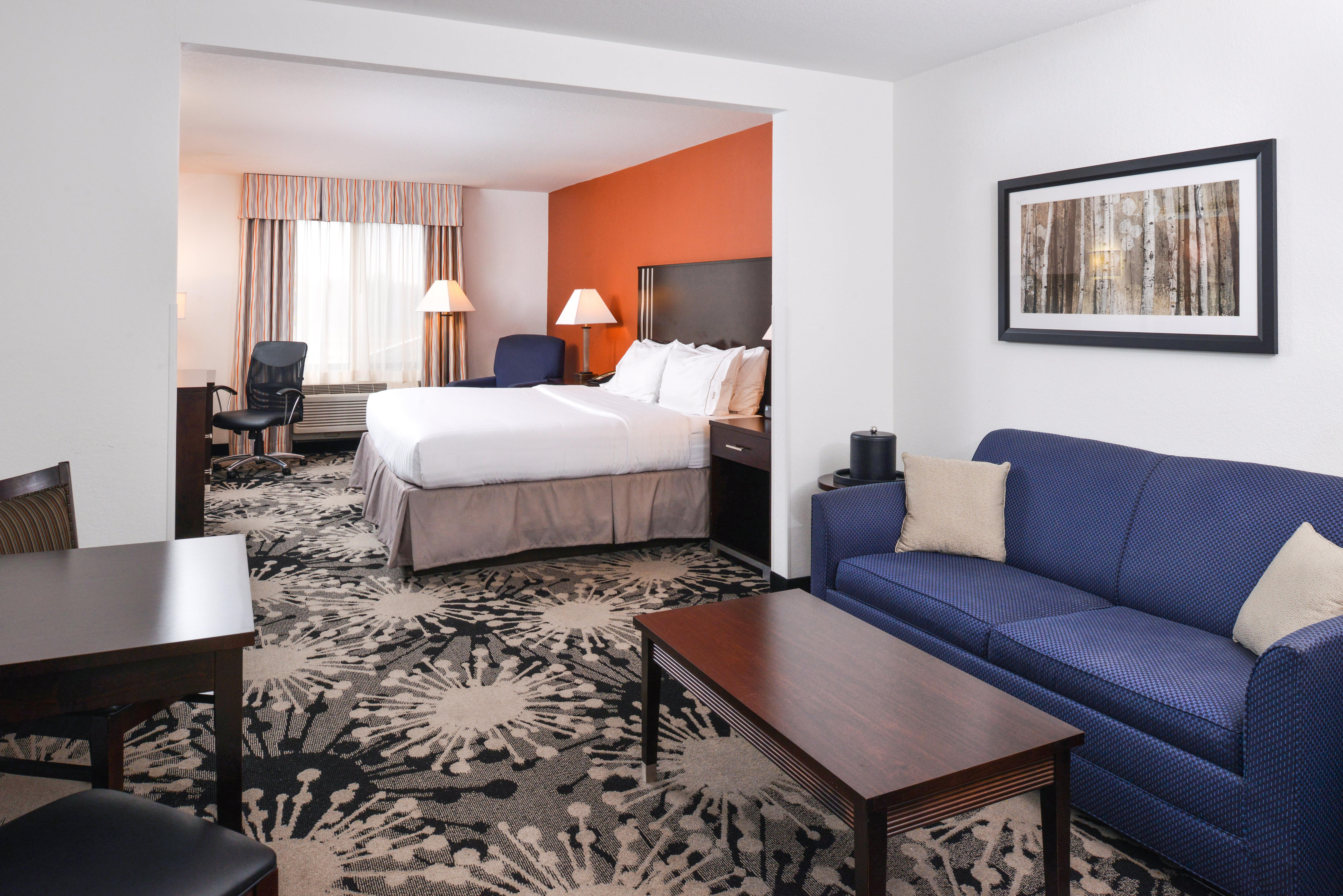 Holiday Inn Express & Suites Greenfield By Ihg Exterior photo