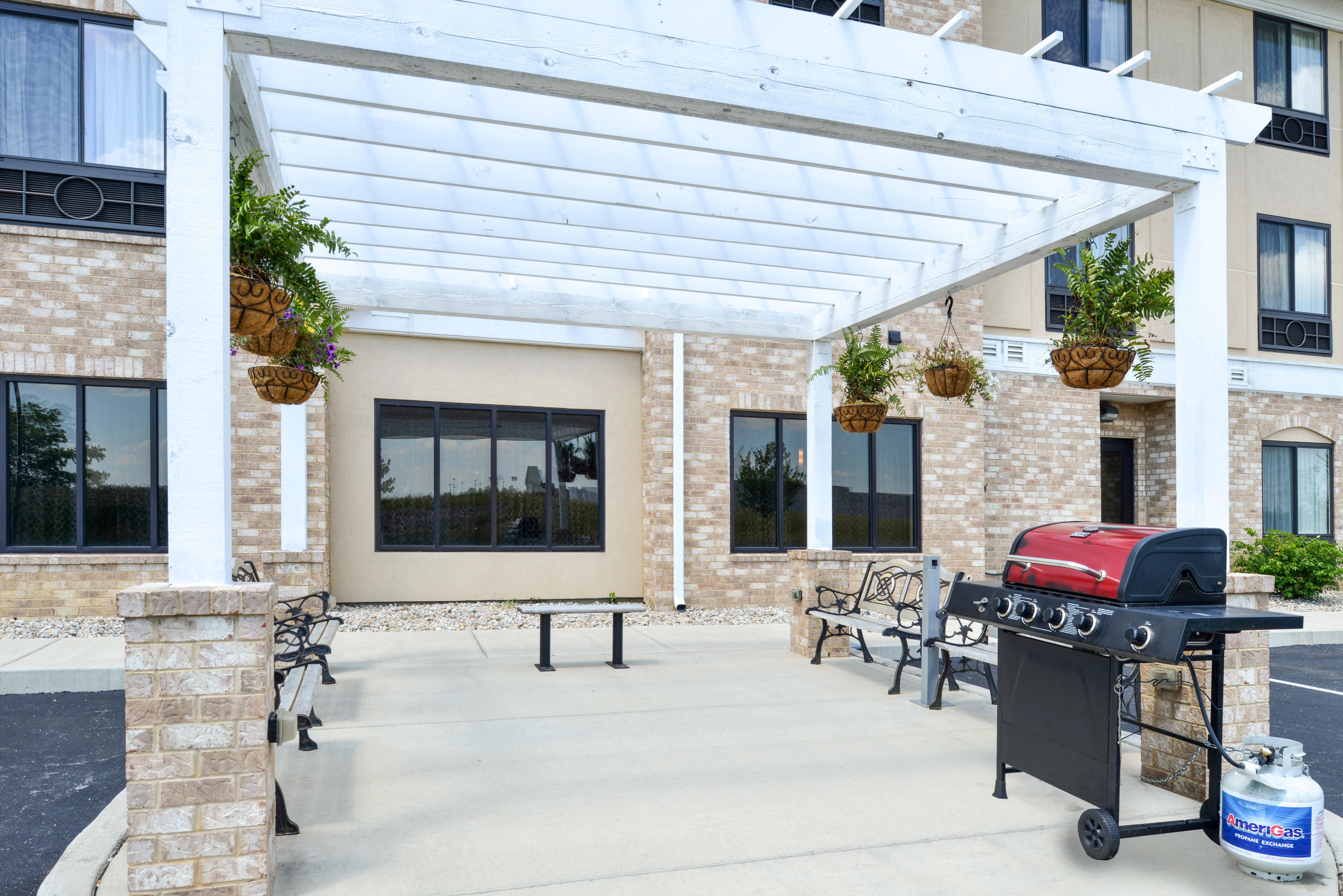 Holiday Inn Express & Suites Greenfield By Ihg Exterior photo