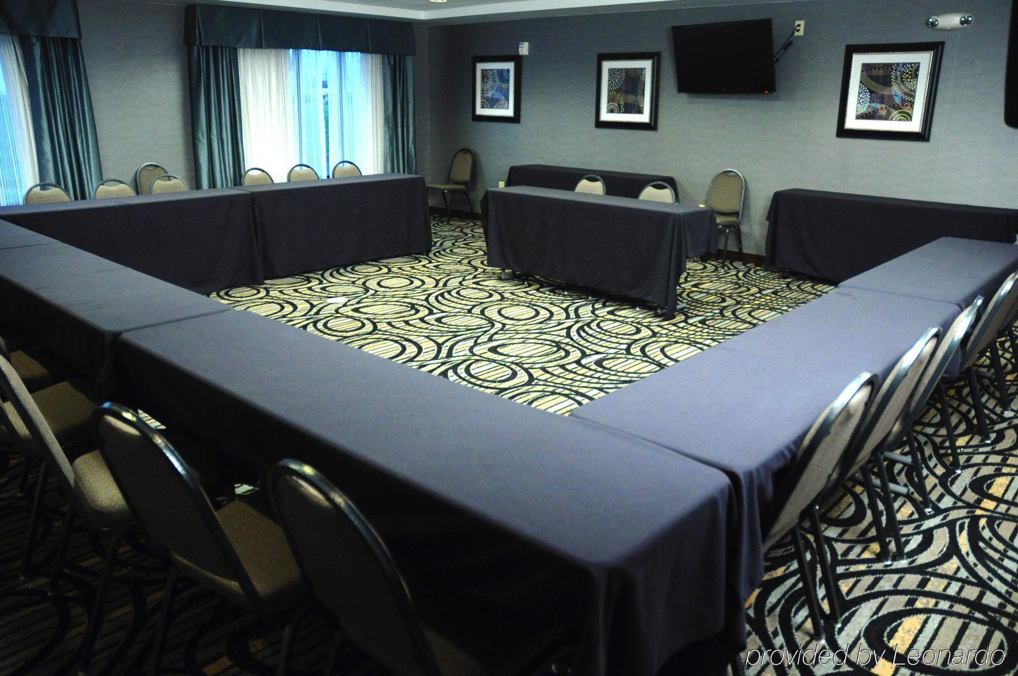 Holiday Inn Express & Suites Greenfield By Ihg Exterior photo