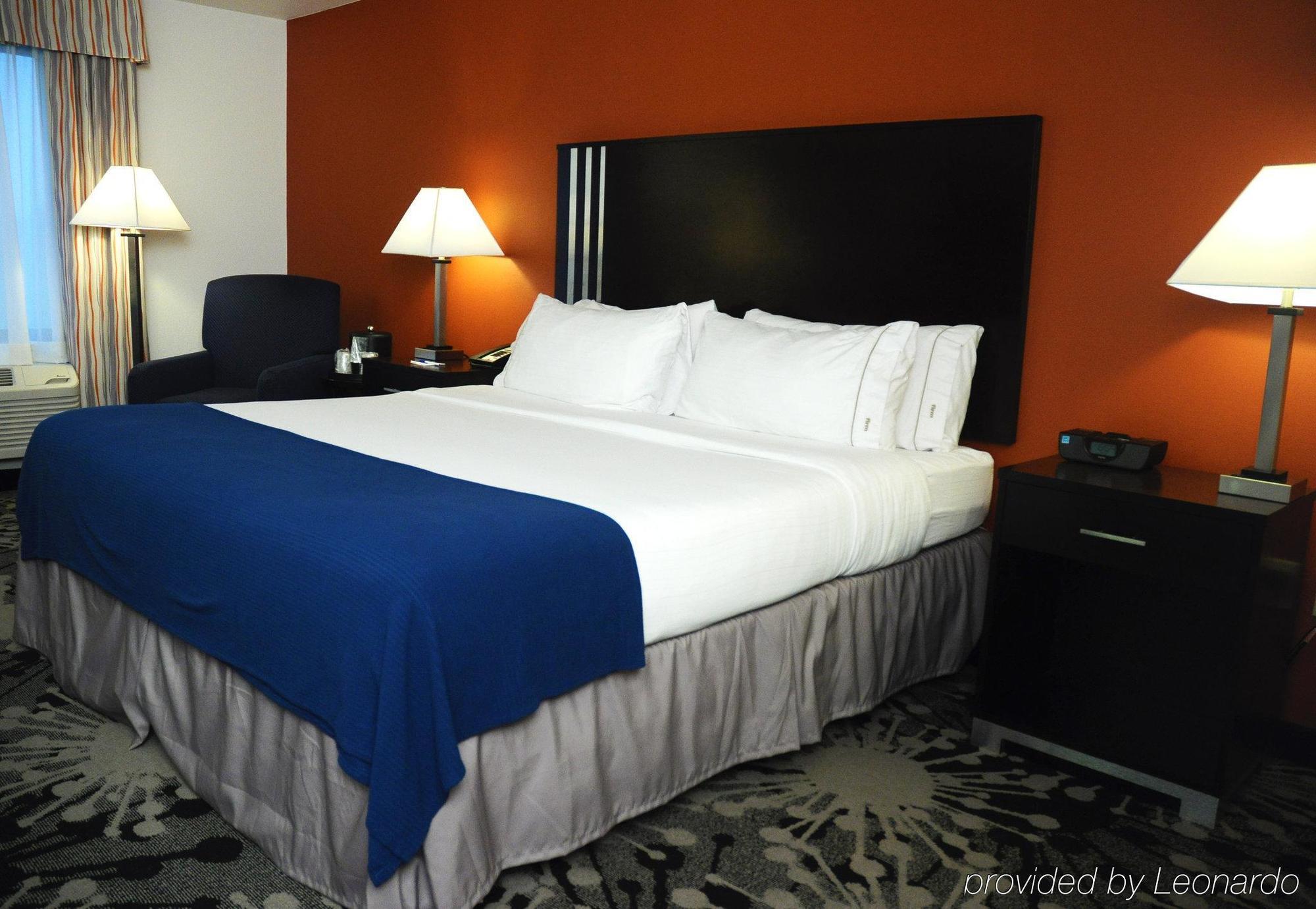 Holiday Inn Express & Suites Greenfield By Ihg Exterior photo