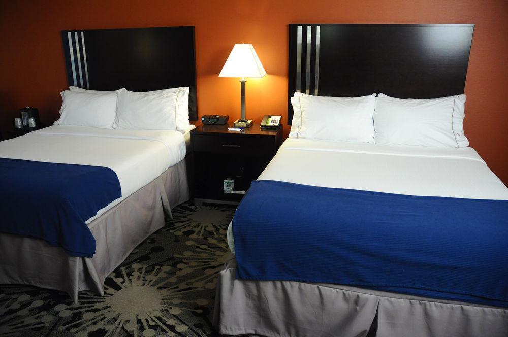 Holiday Inn Express & Suites Greenfield By Ihg Exterior photo