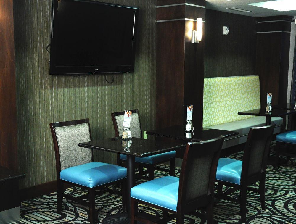 Holiday Inn Express & Suites Greenfield By Ihg Exterior photo
