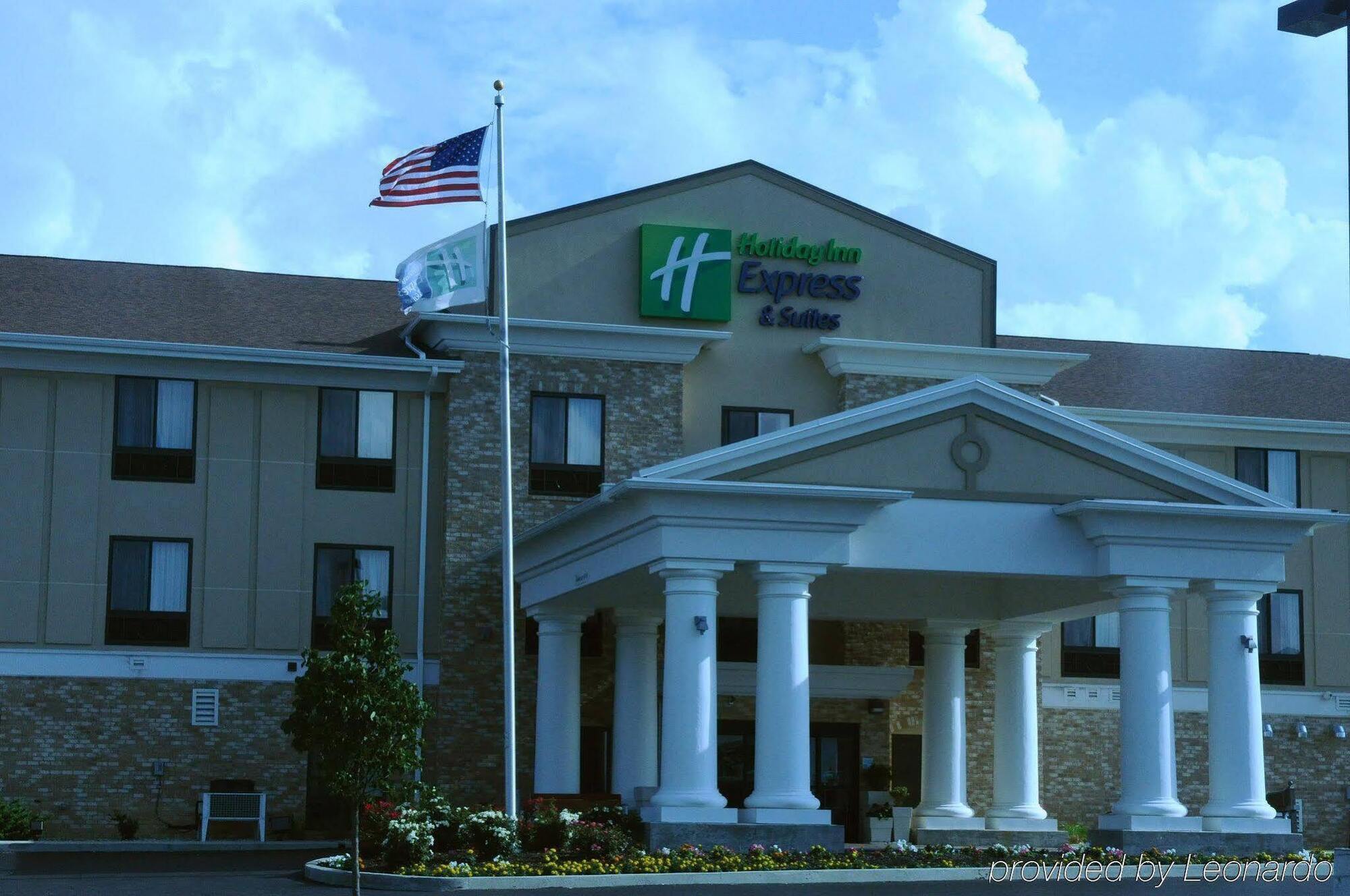 Holiday Inn Express & Suites Greenfield By Ihg Exterior photo