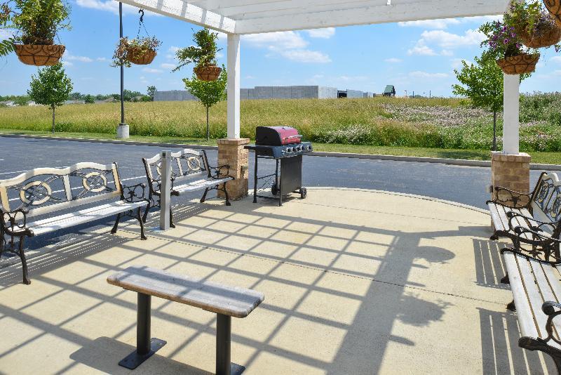 Holiday Inn Express & Suites Greenfield By Ihg Exterior photo
